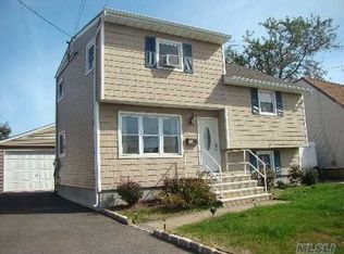 135 East Dr, Copiague, NY 11726