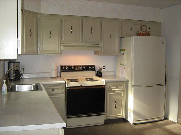 eat-in kitchen