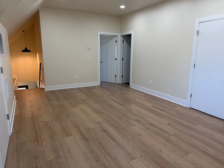 815 E Locust St — Photo 18