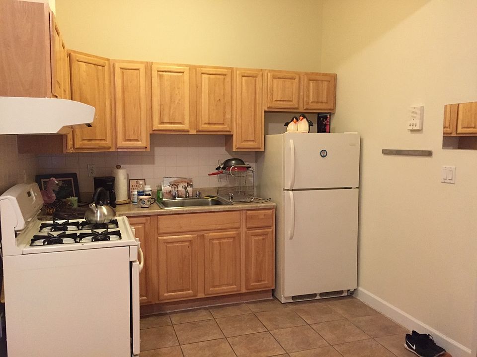 2nd image of 90 Graham Ave #2