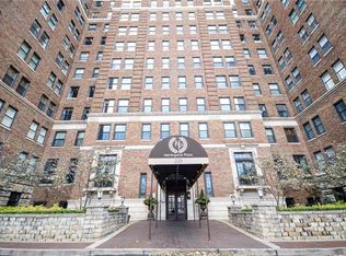 229 Ward Pkwy APT 902B, Kansas City, MO 64112