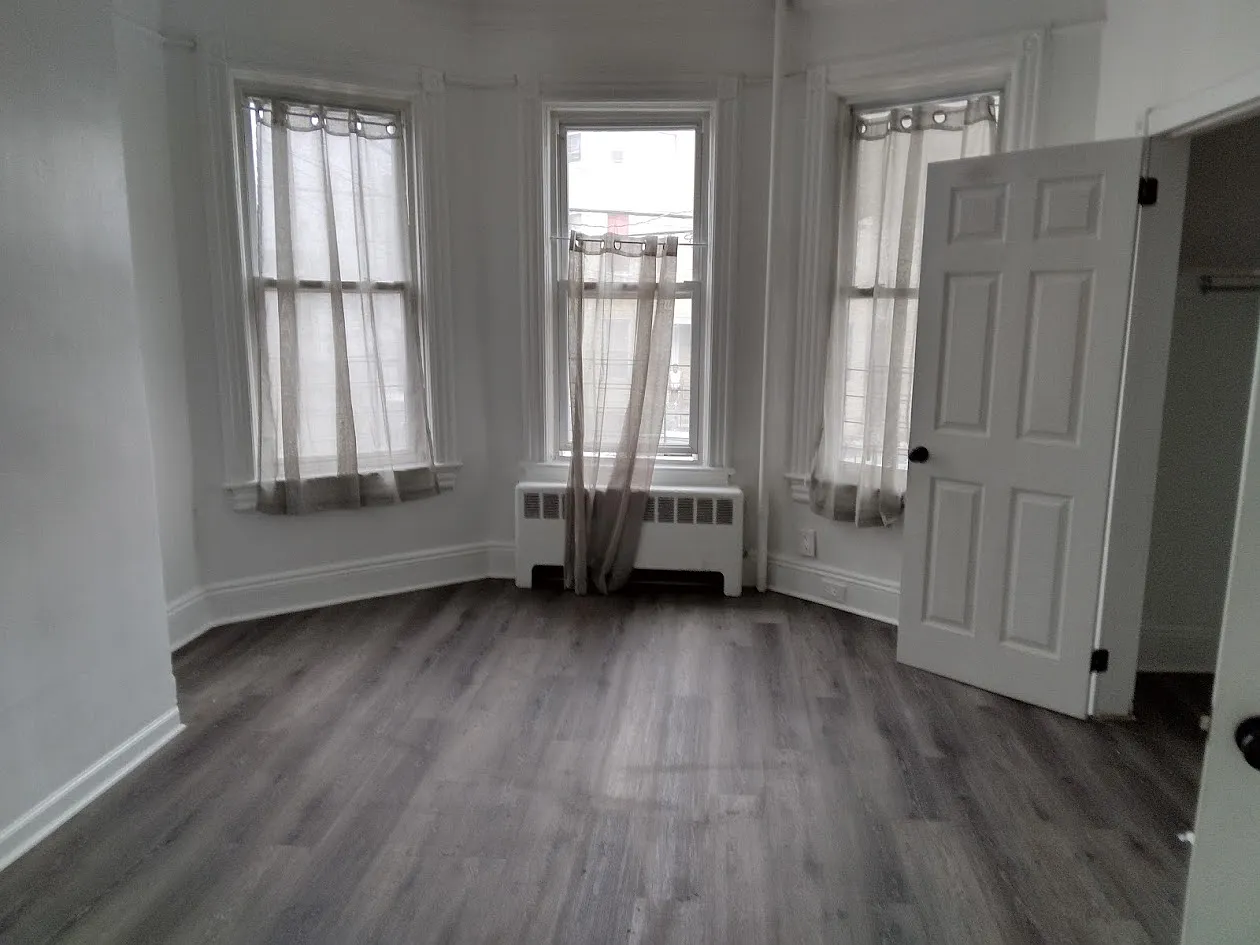 4 bed, 1000 sqft, $3,000 — Photo 1