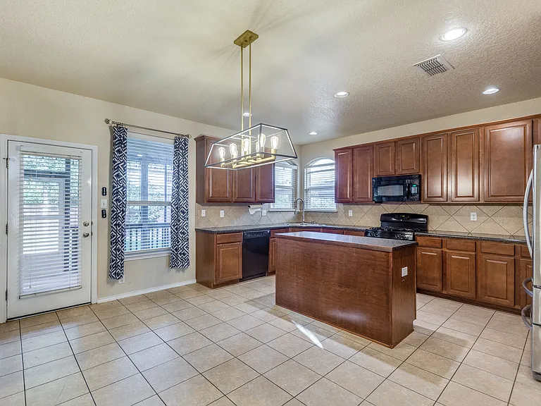 5723 White Oak Cv — Photo 5