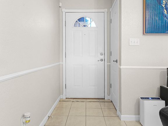 5th image of 2806 Castle Hill Cir