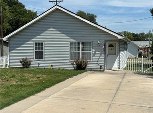 805 SW Clinton St, Oak Grove, MO 64075