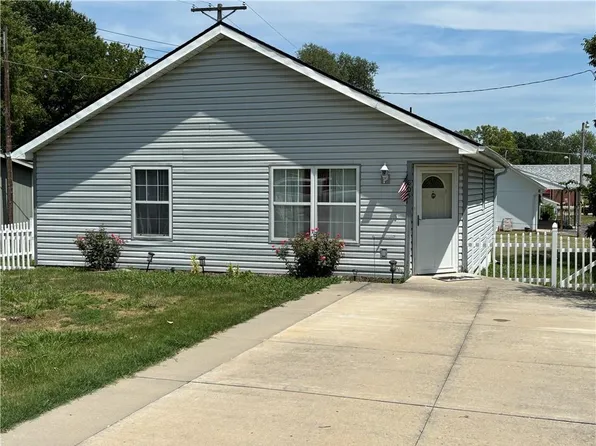 805 SW Clinton St, Oak Grove, MO 64075