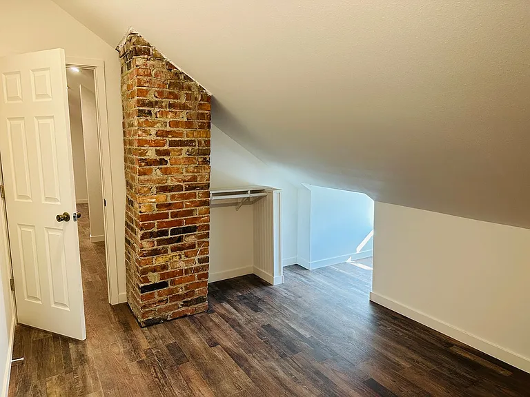 921 E 4th St #17 — Photo 5