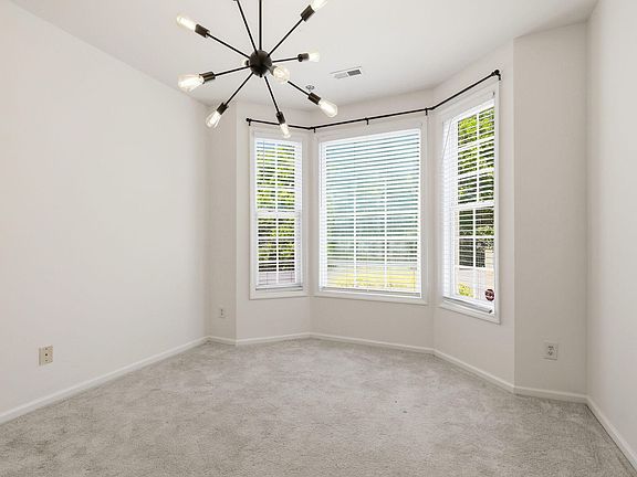 5th image of 11 Signet Dr