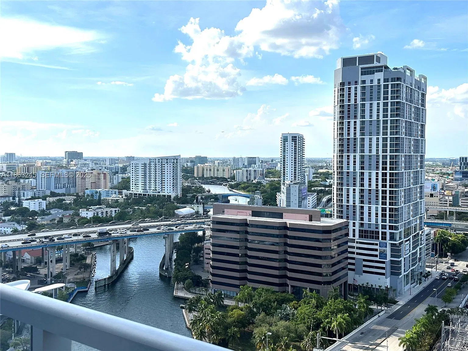 1 bed, 1.5 bath, 900 sqft, $3,000 — Photo 3