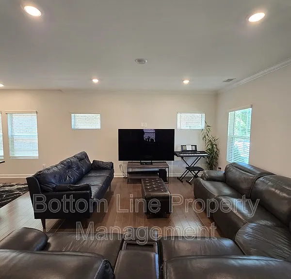 1221 Colgher St — Photo 7