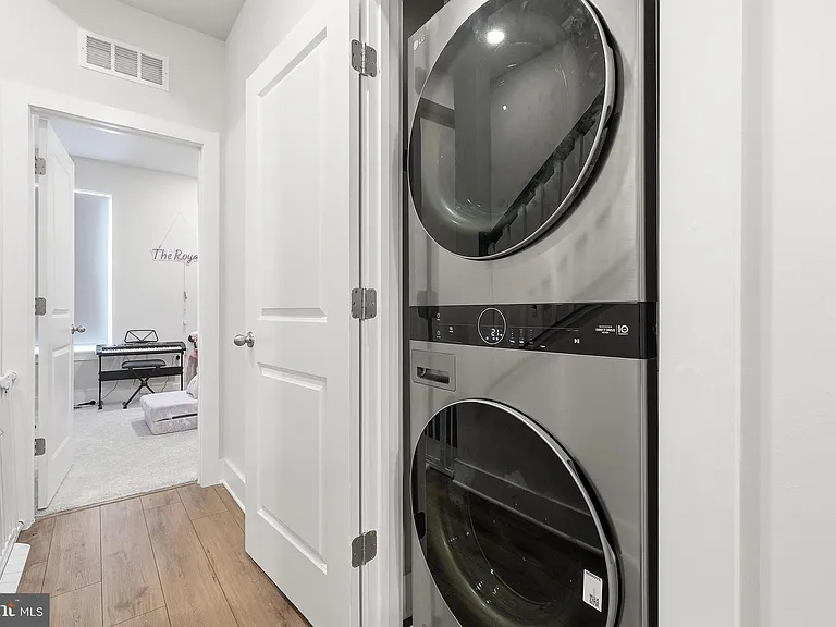 153 Locke St — Photo 26