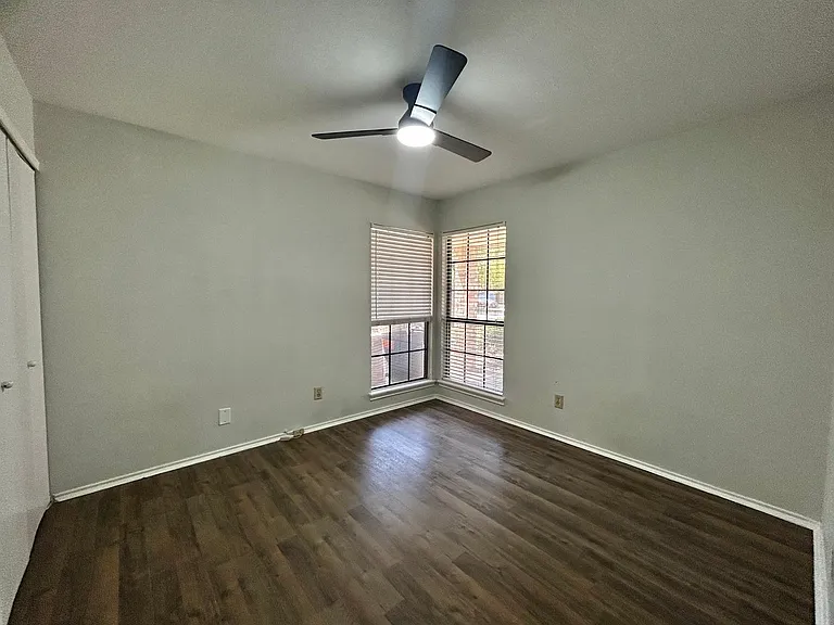 4205 Greencrest Dr — Photo 16