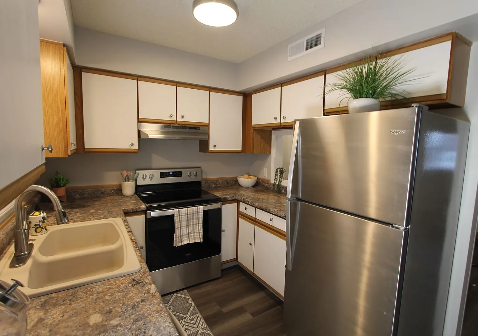 The Warwick of Norfolk. Now leasing updated 1, 2 bedroom apartments and 3 bedroom townhomes! — Photo 3