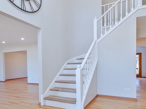 2nd image of 924 Somerset Ct