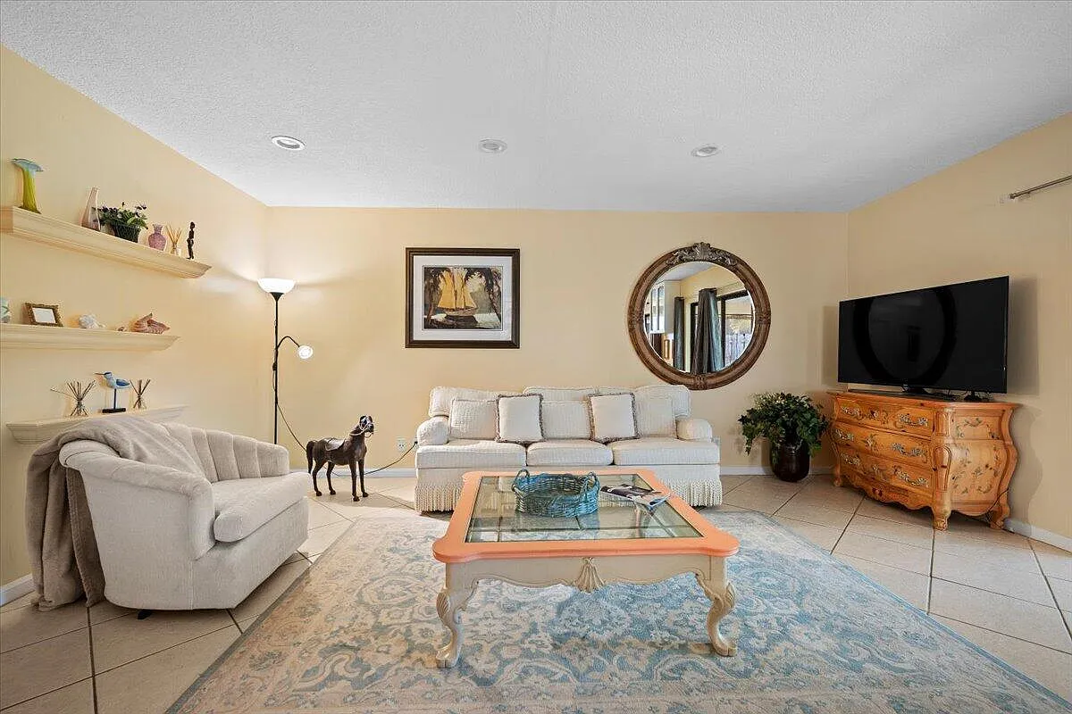 2 bed, 2.0 bath, 2647 sqft, $3,500 — Photo 4