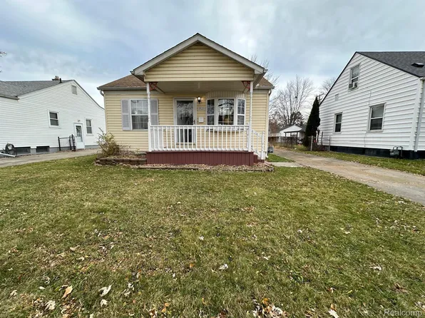 19121 Kenosha St, Harper Woods, MI 48225