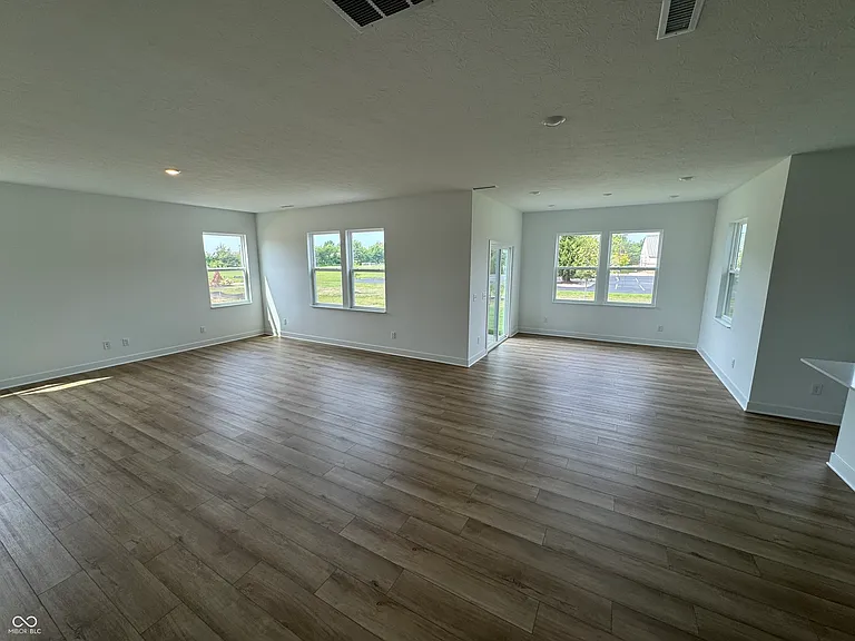 1124 Tansley Ln — Photo 3