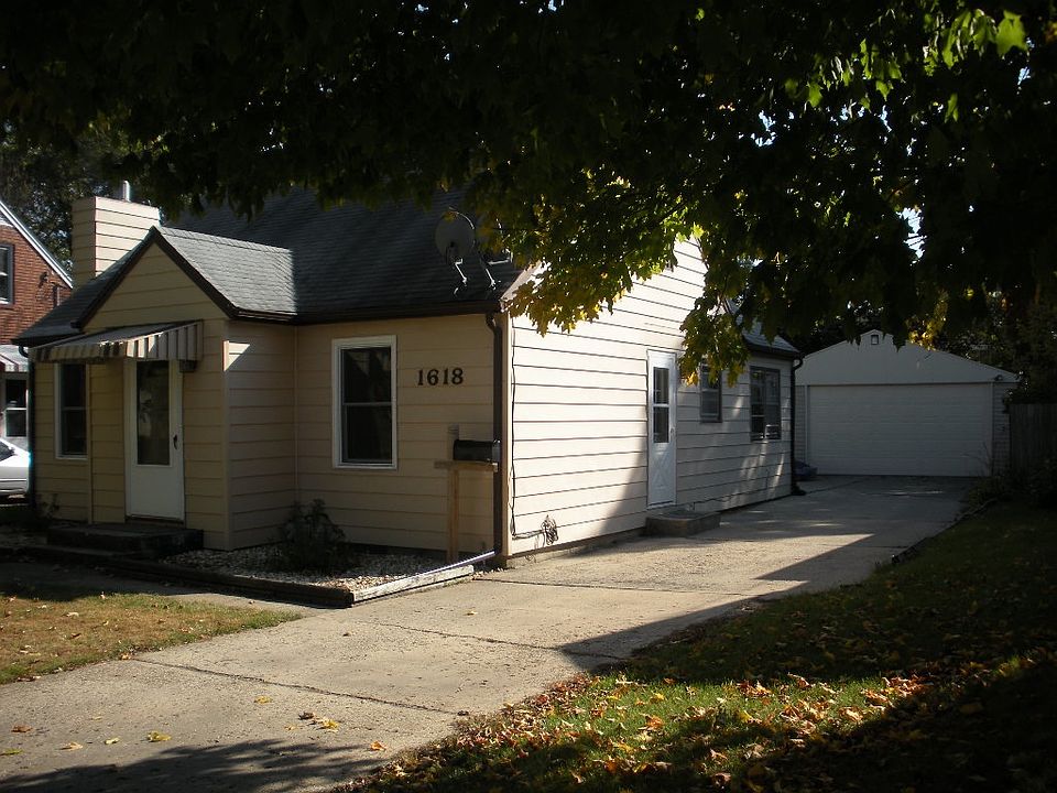 House with detached garage