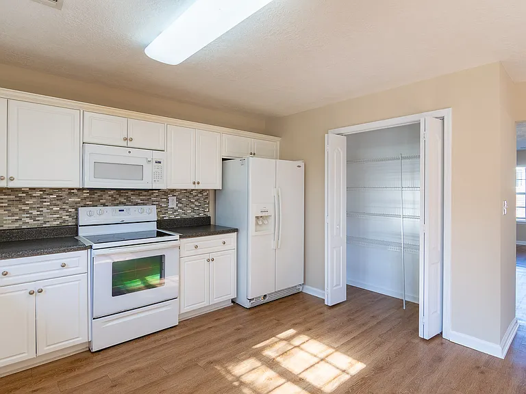 700 Keyes Dr — Photo 9