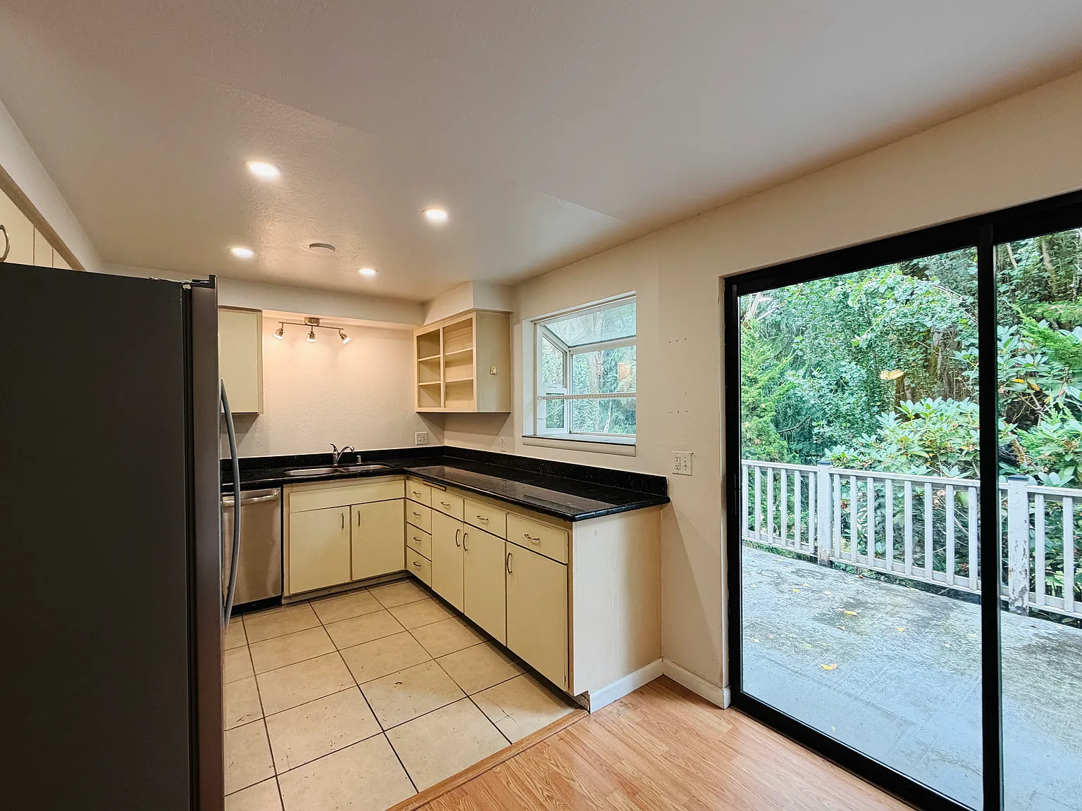 3 bed, 1200 sqft, $2,700 — Photo 3