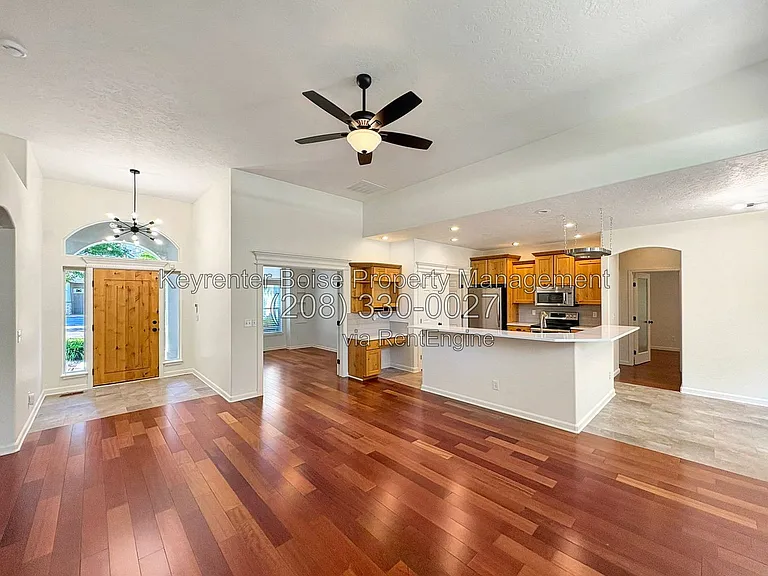 650 E Whitney Ct — Photo 2