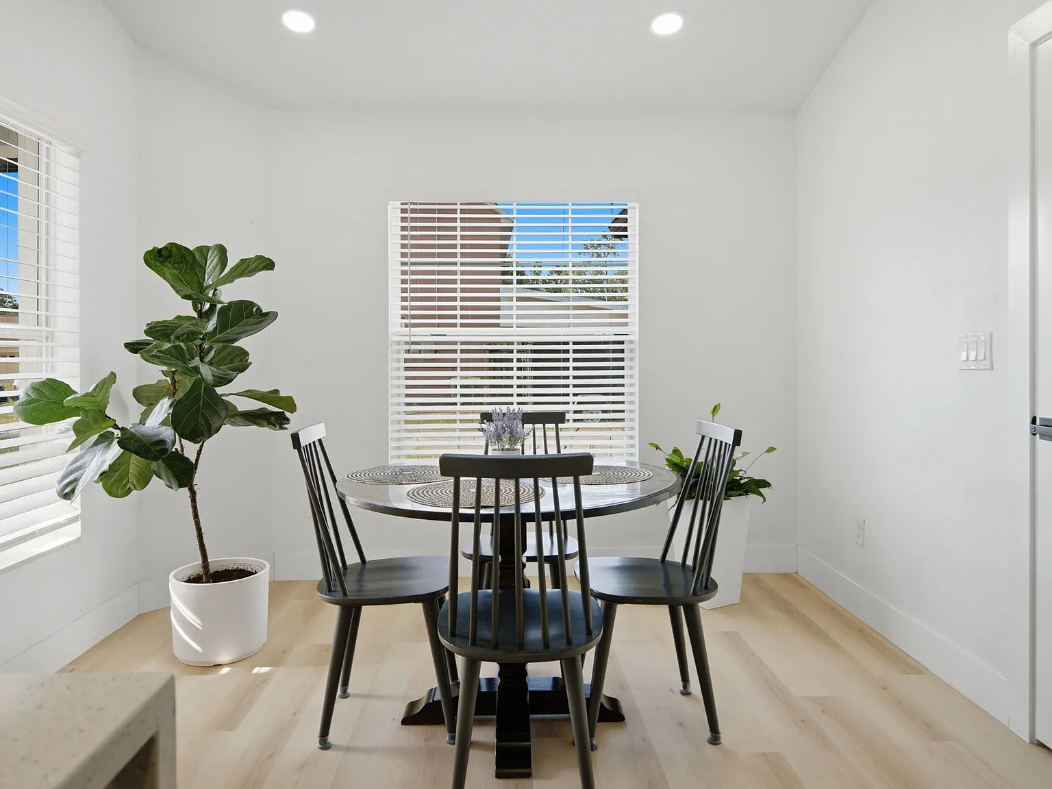 3 bed, 1283 sqft, $2,300 — Photo 4
