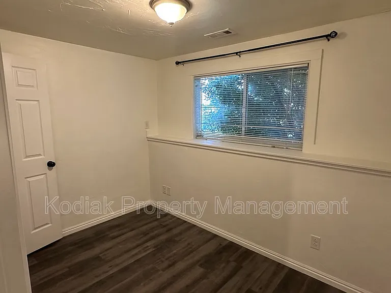 1941 Jenny Ln — Photo 16