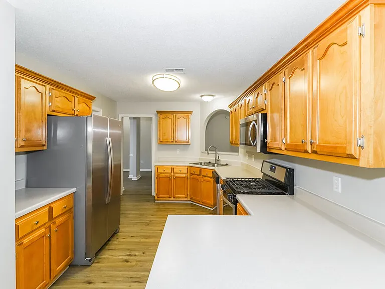 215 Lakewood Dr — Photo 8