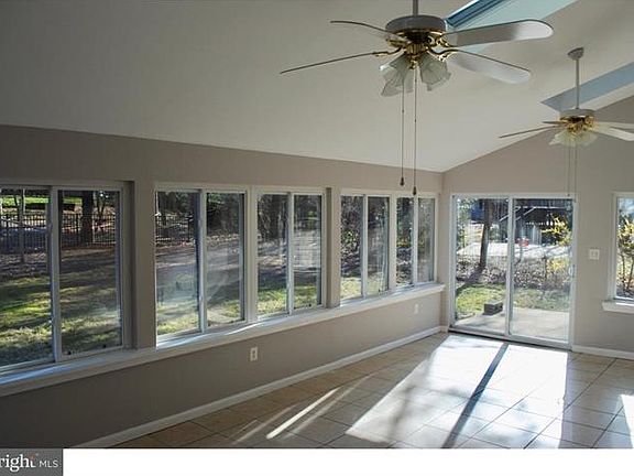 4th image of 14 Eastwood Dr