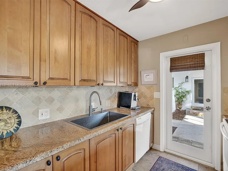 180 Isle Of Venice Dr #121 — Photo 23