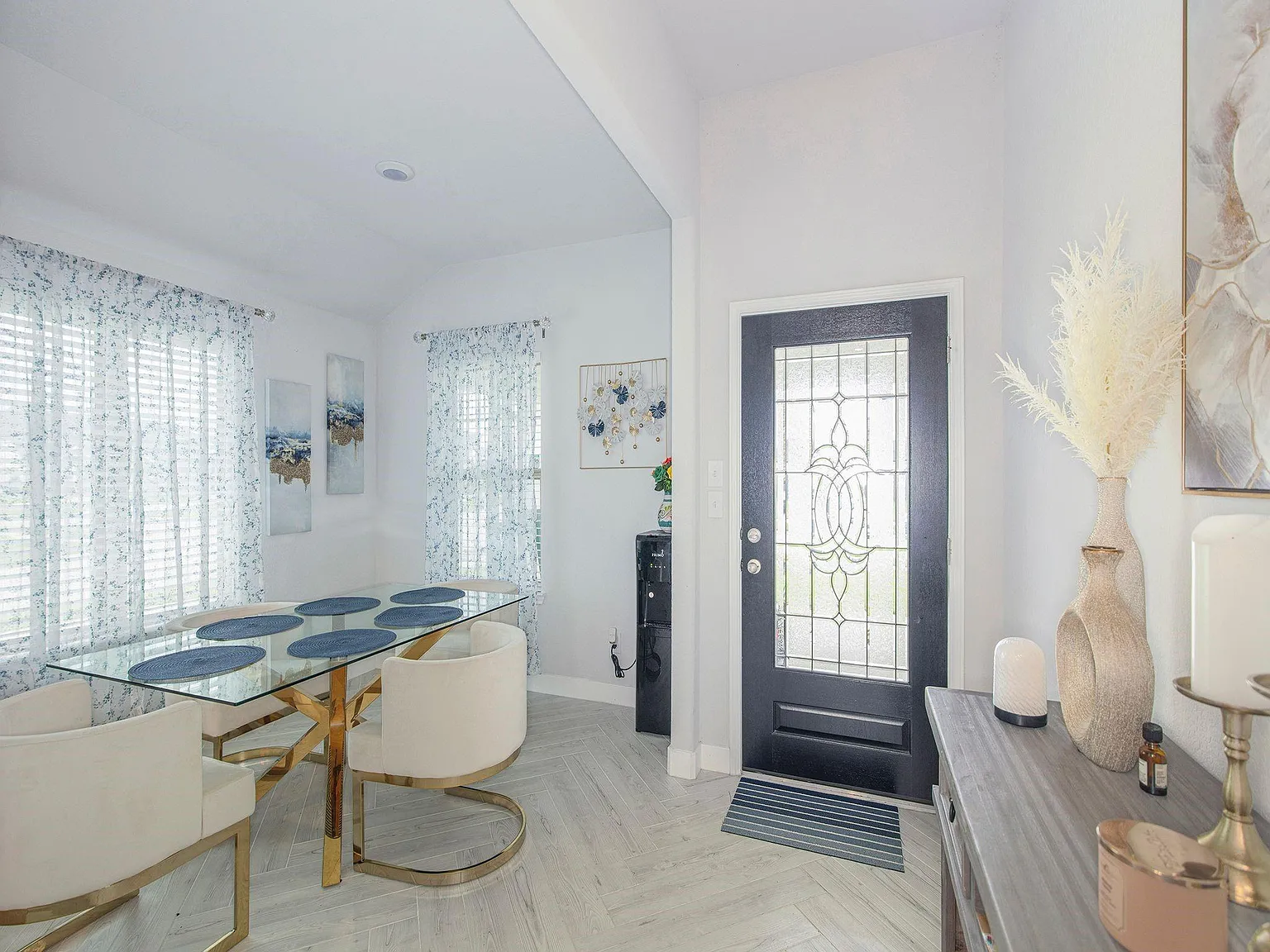 4 bed, 2.0 bath, 1834 sqft, $2,600 — Photo 4