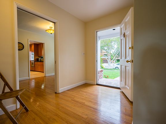 4th image of 4415 Clybourn Ave