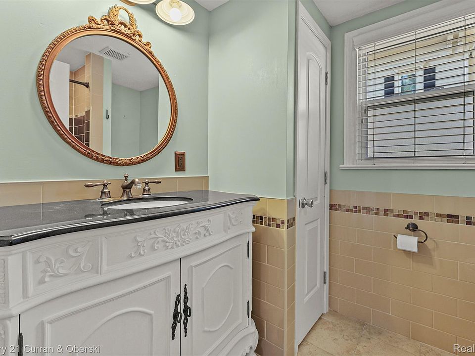 323 E Liberty St, photo 12