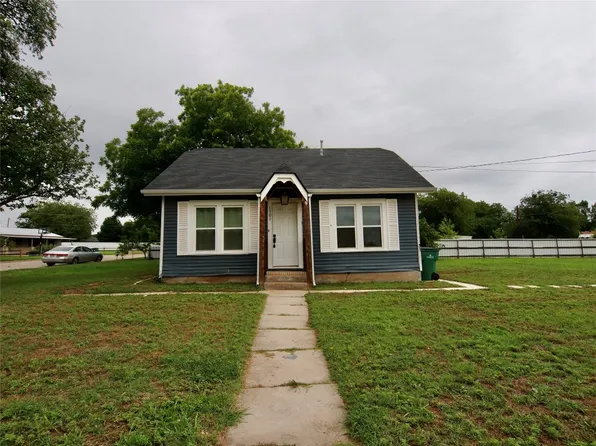 1501 Blewett St, Graham, TX 76450