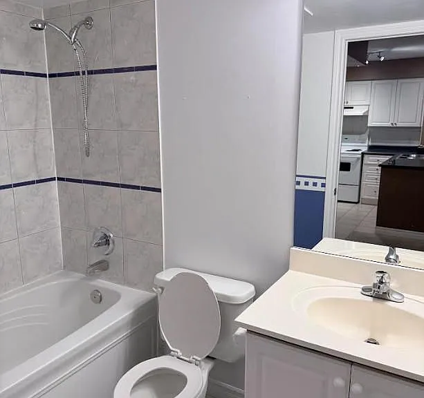 9017 Leslie St #517 — Photo 5