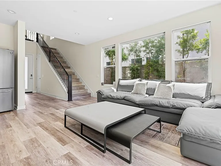 271 Newton — Photo 2