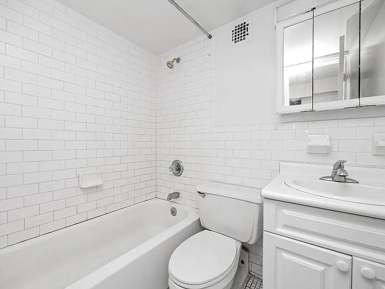 88 Fulton St #111 — Photo 4