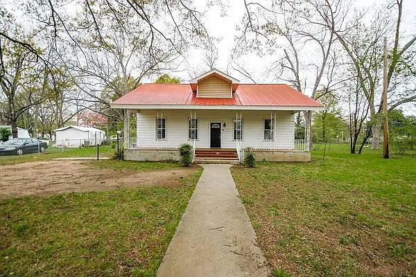 3 bed, 1.5 bath, 1240 sqft, $1,100 — Photo 1