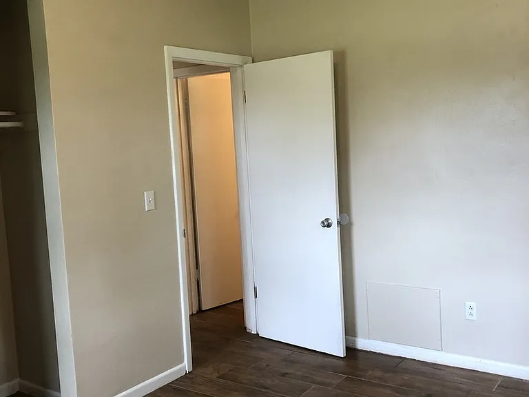 1162 Hampshire Ave — Photo 12