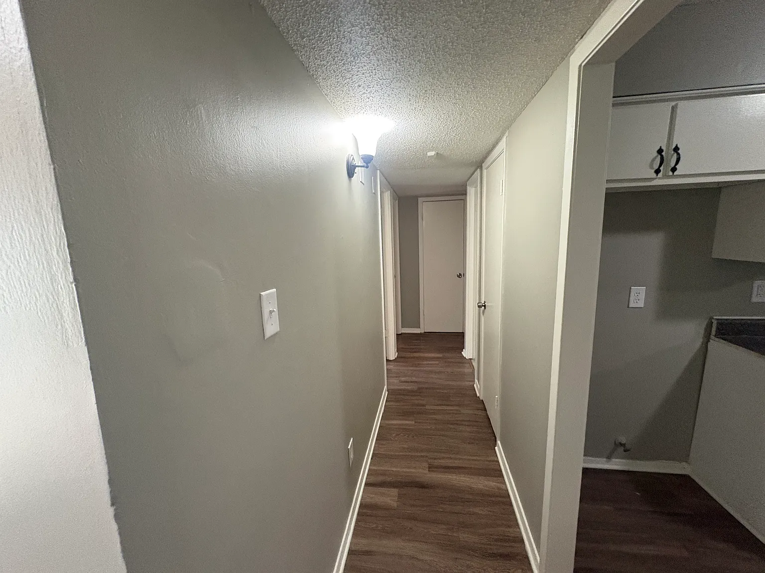 Renovated 4-Bedroom 2 Bathroom Home — Photo 4
