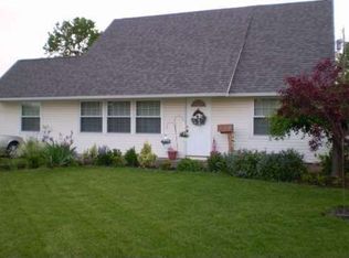 17 Velvet Ln, Levittown, PA 19054