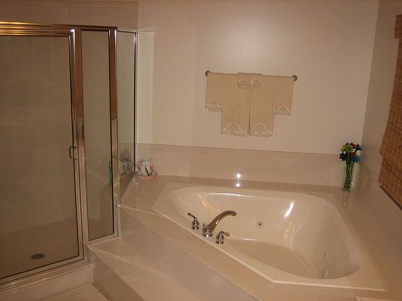 Upper Master Jetted Tub