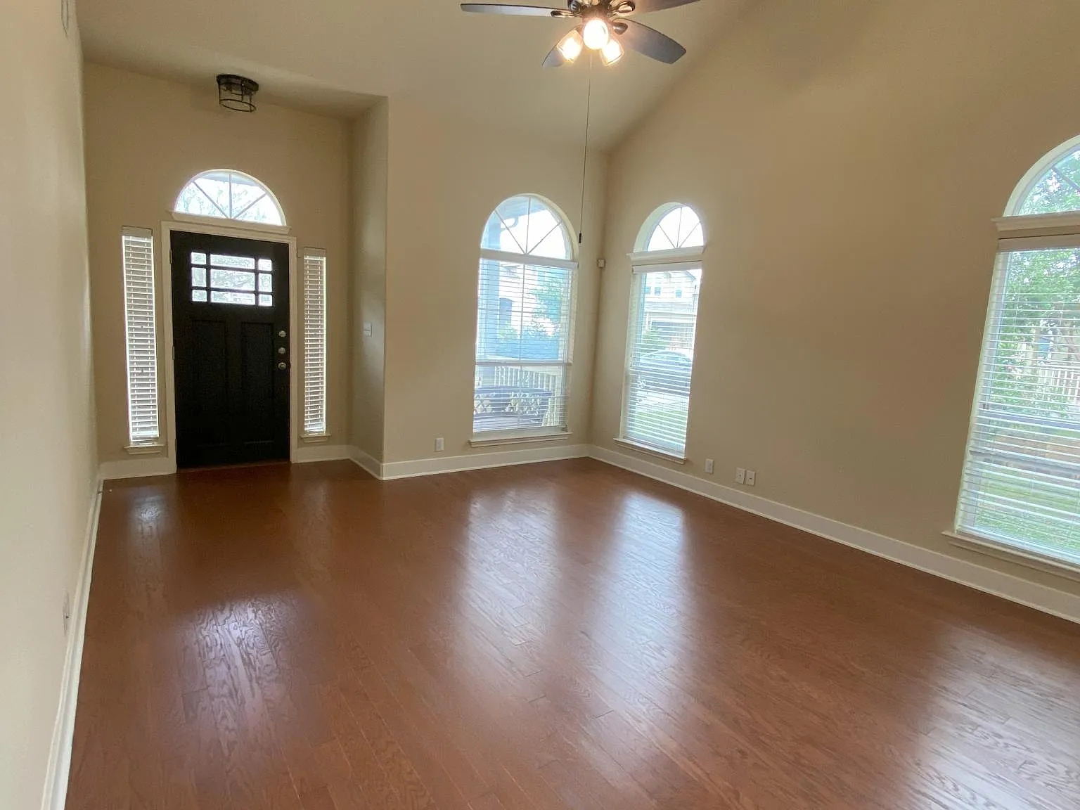 5 bed, 2.5 bath, 2416 sqft, $2,695 — Photo 4