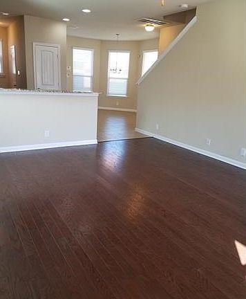 2nd image of 917 Alamo Plaza Dr