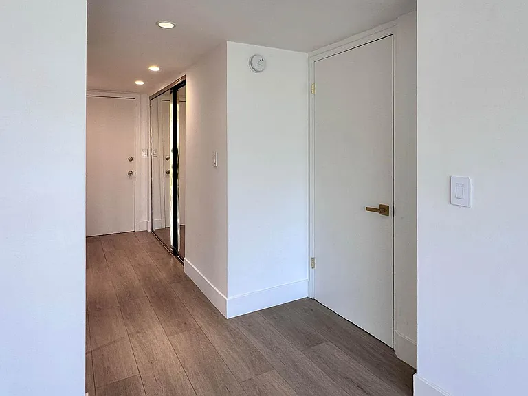 451 S Barrington Ave #302B — Photo 7