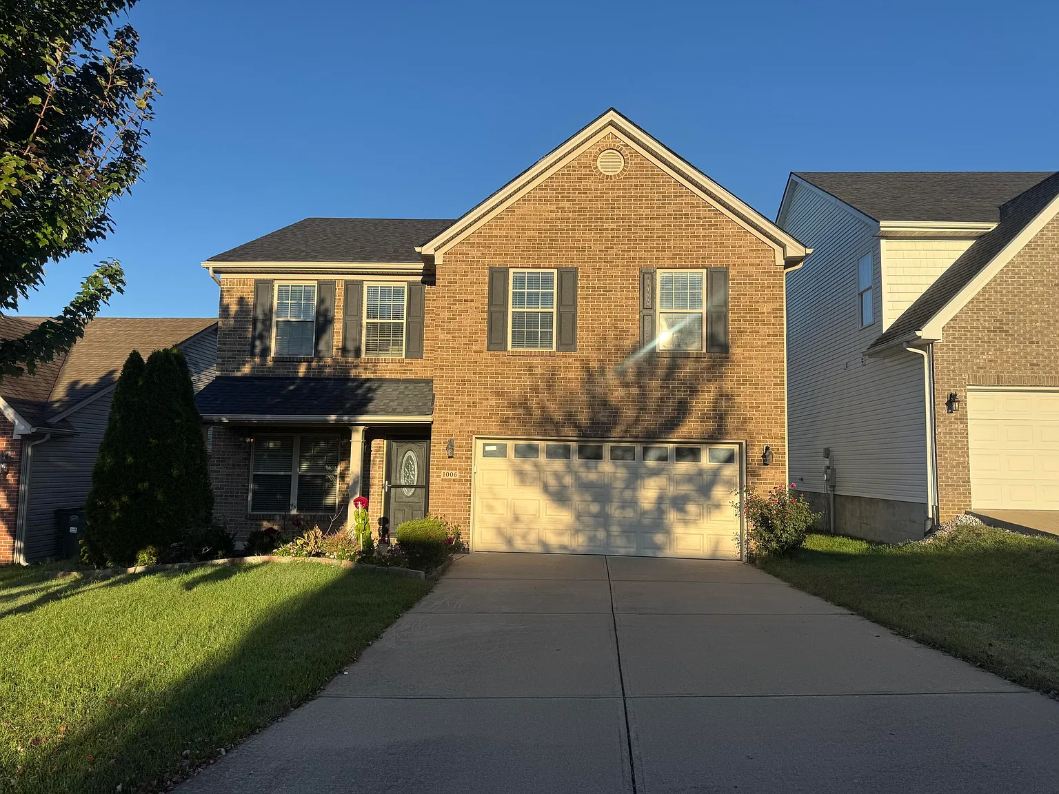 4 bed, 2.5 bath, 2012 sqft, $2,500 — Photo 1