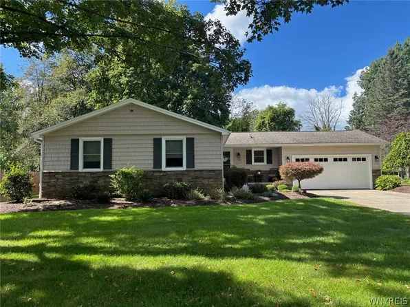 110 Fieldstone Dr, Grand Island, NY 14072