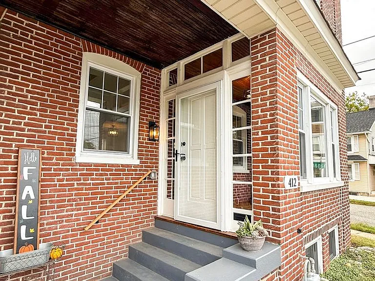 412 1st Ave — Photo 2