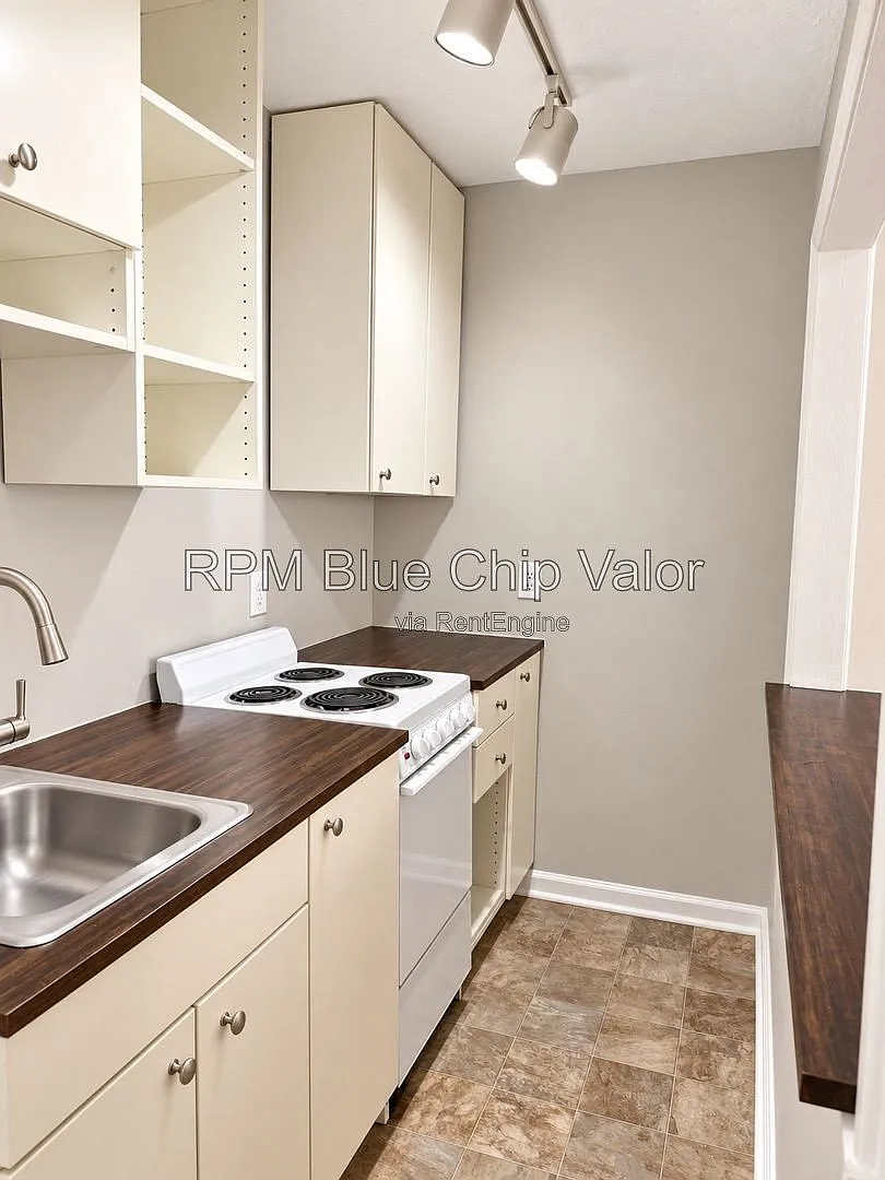 1 bed, 1.0 bath, 550 sqft, $945 — Photo 2