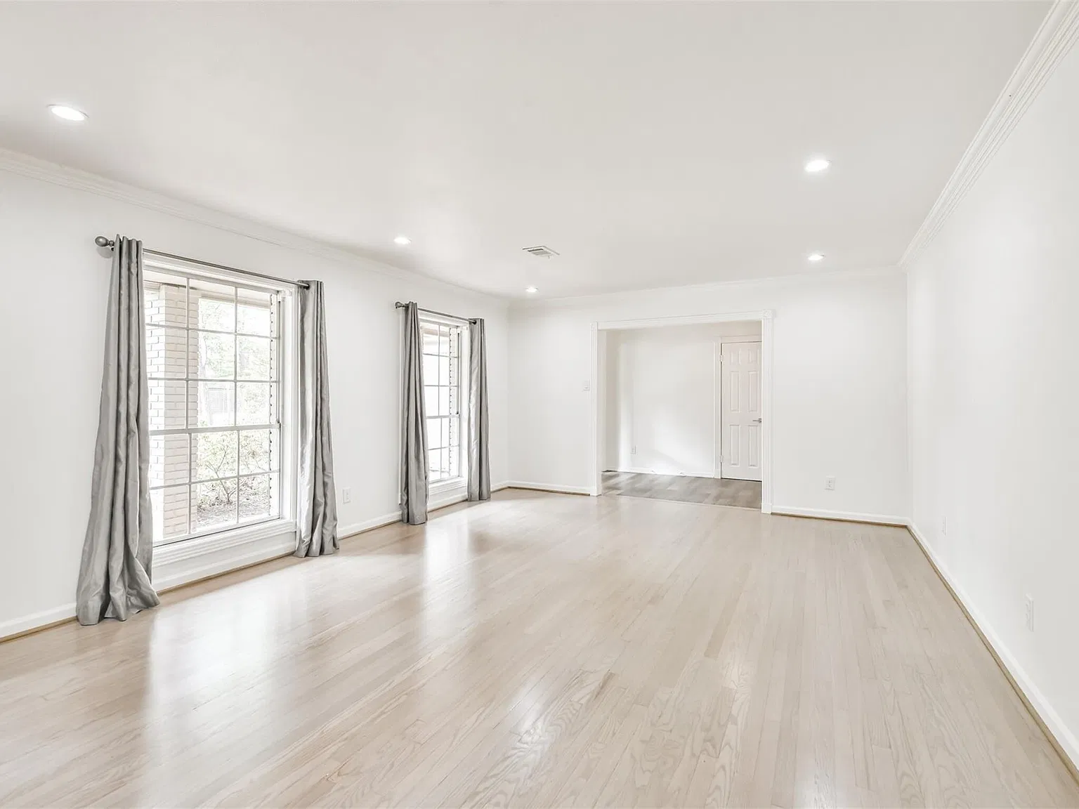 4 bed, 2.5 bath, 3316 sqft, $8,300 — Photo 4